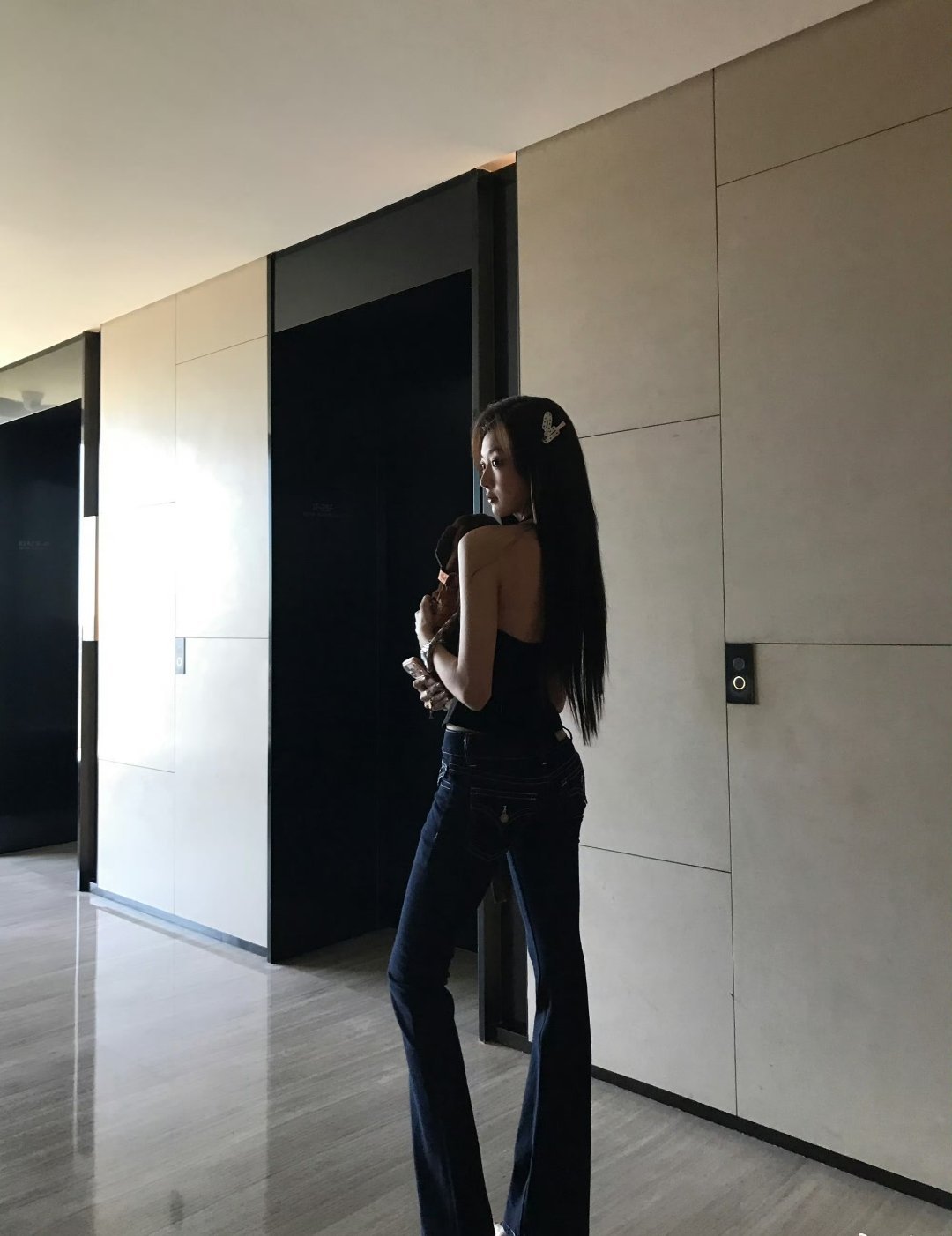 孙千的身材好辣甜妹长相搭配高挑御姐身形，孙千自带的反差感很有记忆点。没有单薄的干