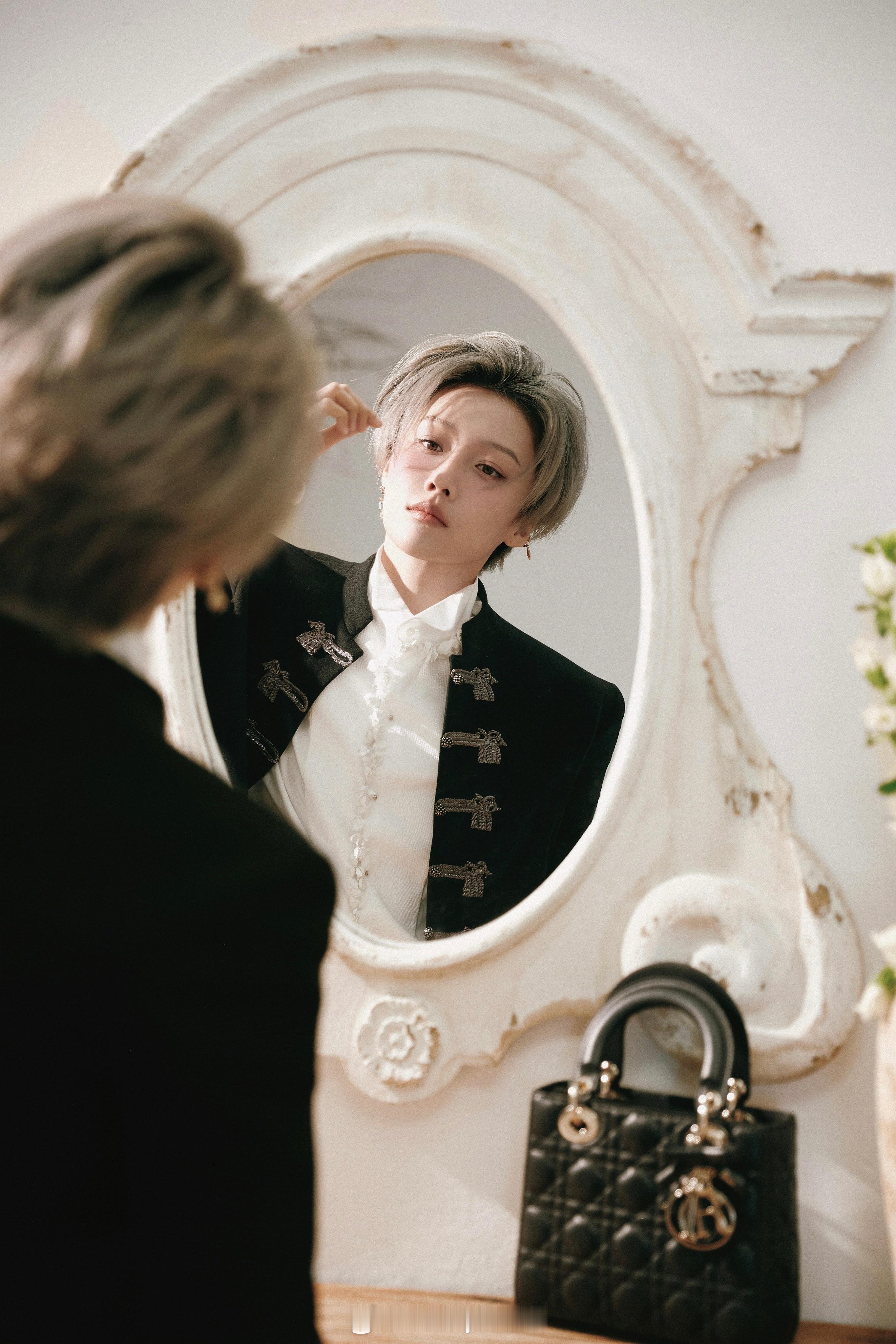 出席北京Dior活动的刘雨昕、邓为、李昀锐造型出图，都是新季系列，演绎得如何？ 