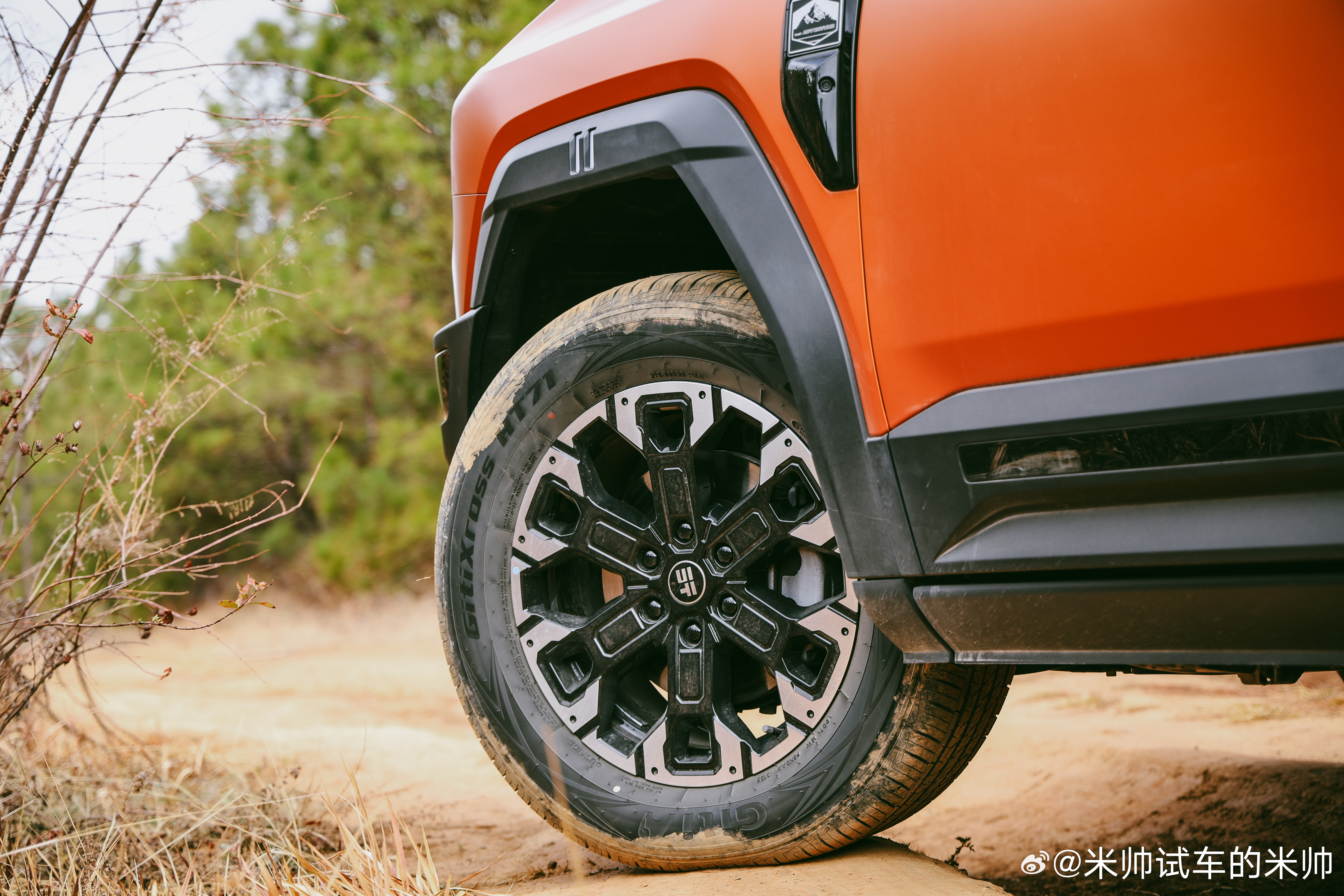 开着纵横G700在拉市海来了一场林间穿越，有了华为乾崑智驾ADS加持，越野也可开