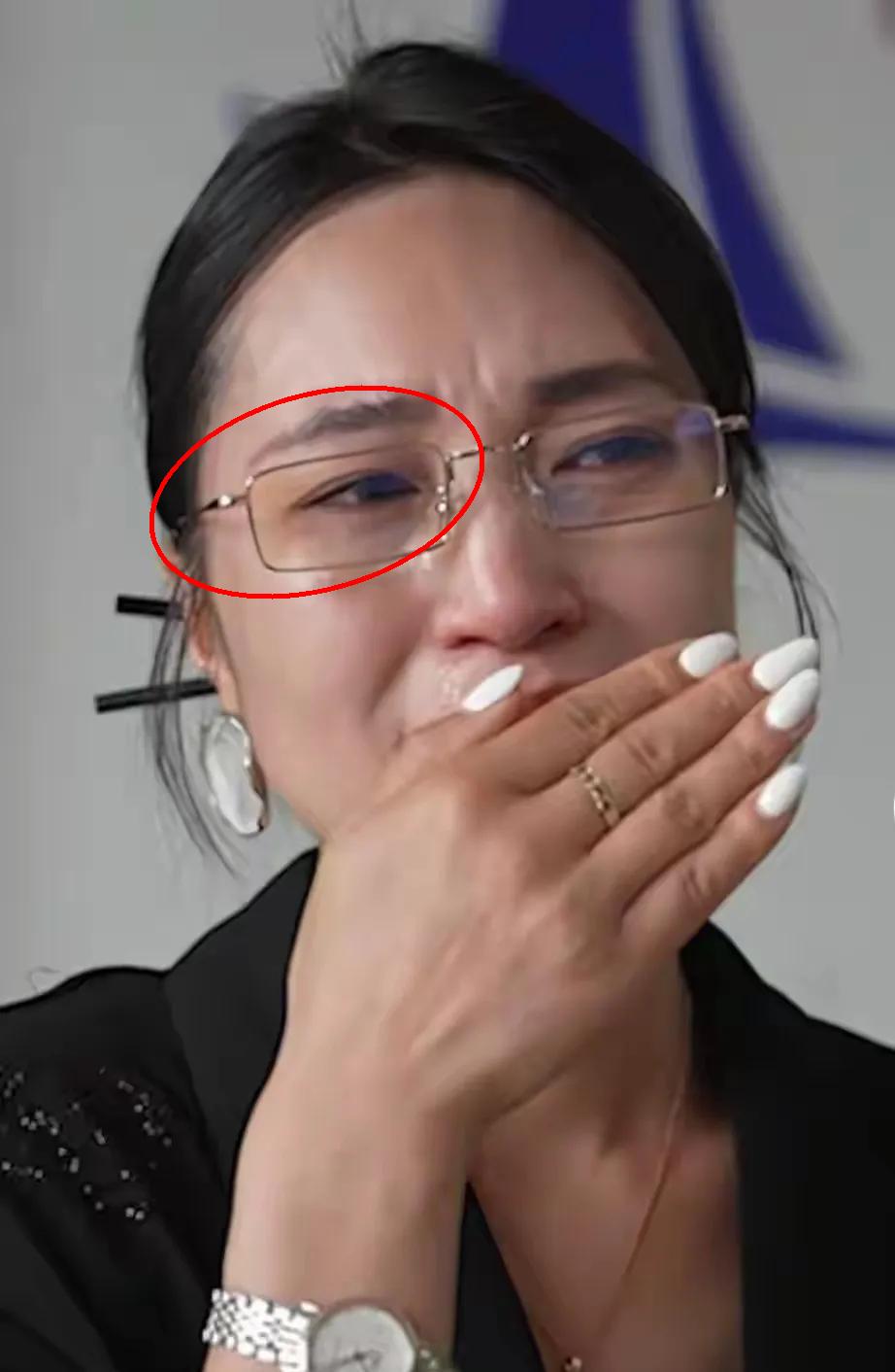 女子坠崖后干了三件事，网友：这格局绝了！
孙女士掉进20米深潭，被好心人郑先生救