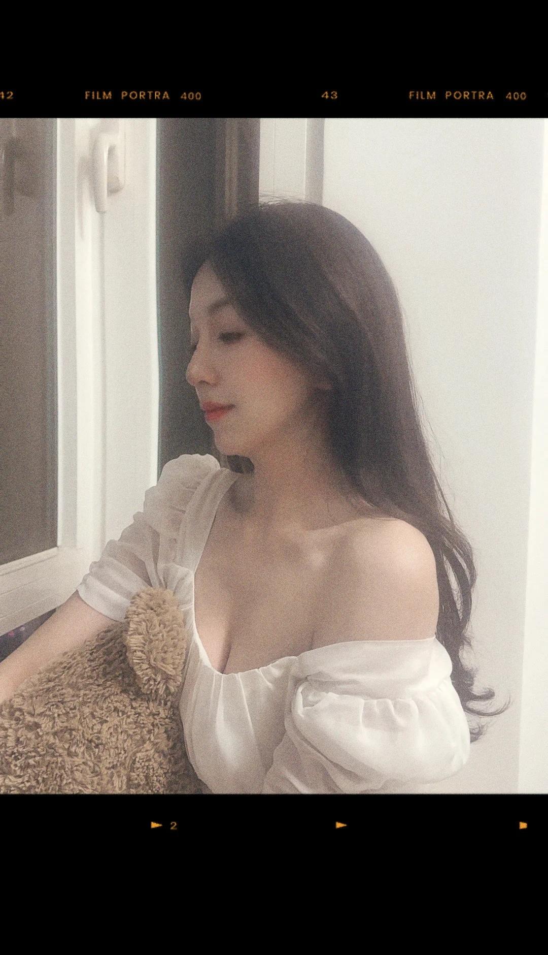 “四十而已，微醺刚好。”
四十岁，微醺是最好的滤镜。
看不清皱纹，只看得清真心。