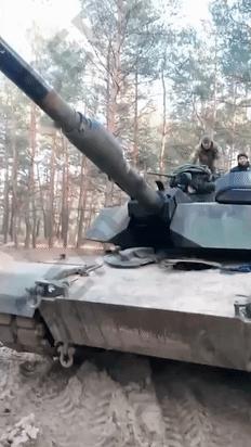 艾布拉姆斯的幸福小日子。乌克兰某地树林，大概是克里米纳库皮扬斯克方向，乌军开着美