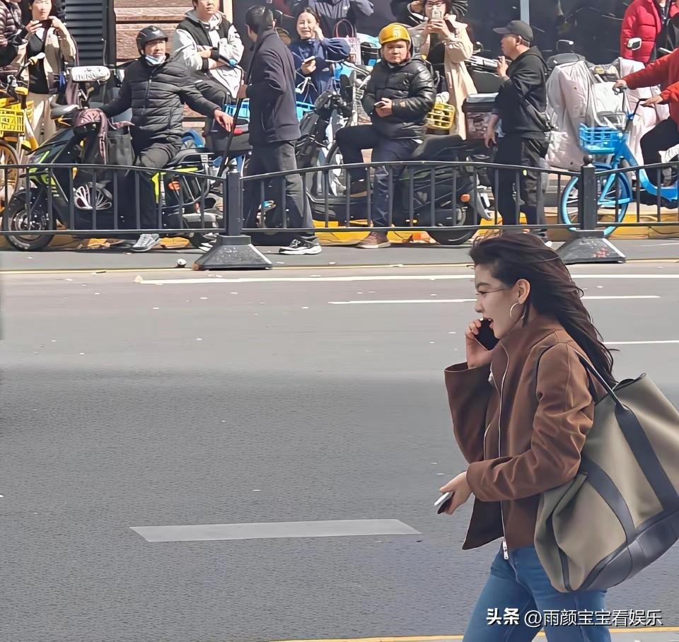 不怪那么多人围观，确实美若天仙！