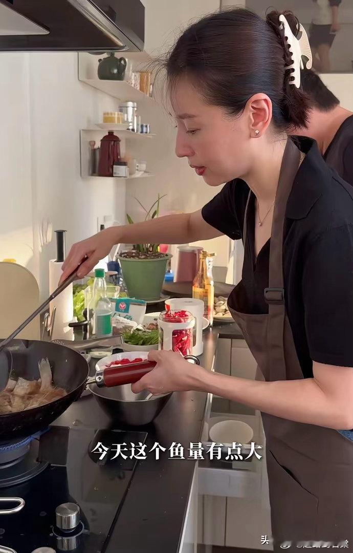 46岁董洁在大连老家参加朋友聚会，她亲自下厨做大连海杂拌，脖子上挂着围裙，头发用