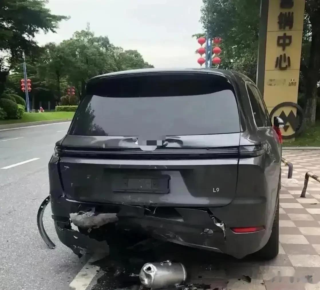这可是新车呀！被货车追尾了？