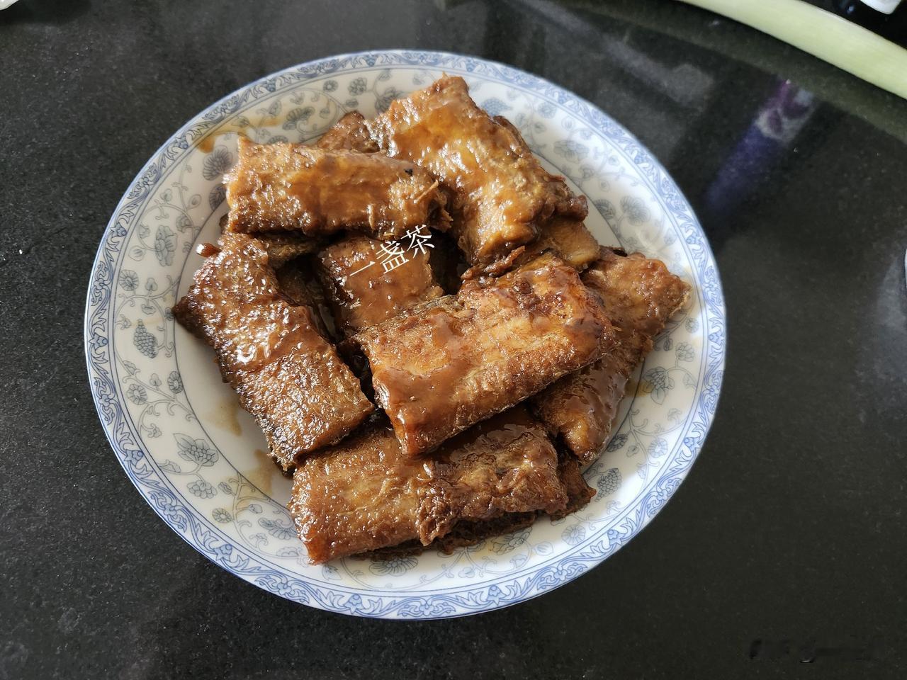 真不容易呀，耽误一天的时间，晚上终于吃到馋了好几天的炖带鱼。十多年没有炖过鱼，没