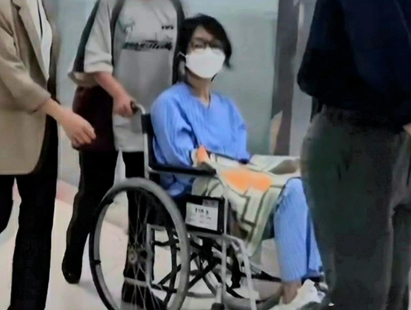 【前韩国第一夫人金建希出狱就医：佩戴电子脚环 坐轮椅】海外新鲜事 据韩媒报道，前