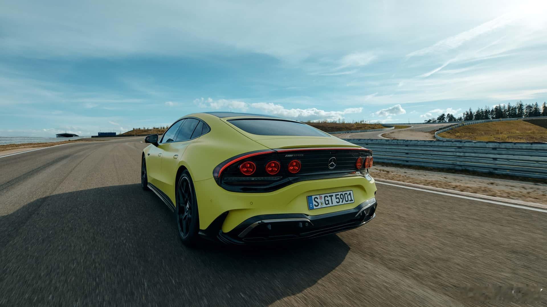 梅赛德斯正式发布了其纯电动 AMG GT 四门轿跑车的量产版本。续航里程：约 5