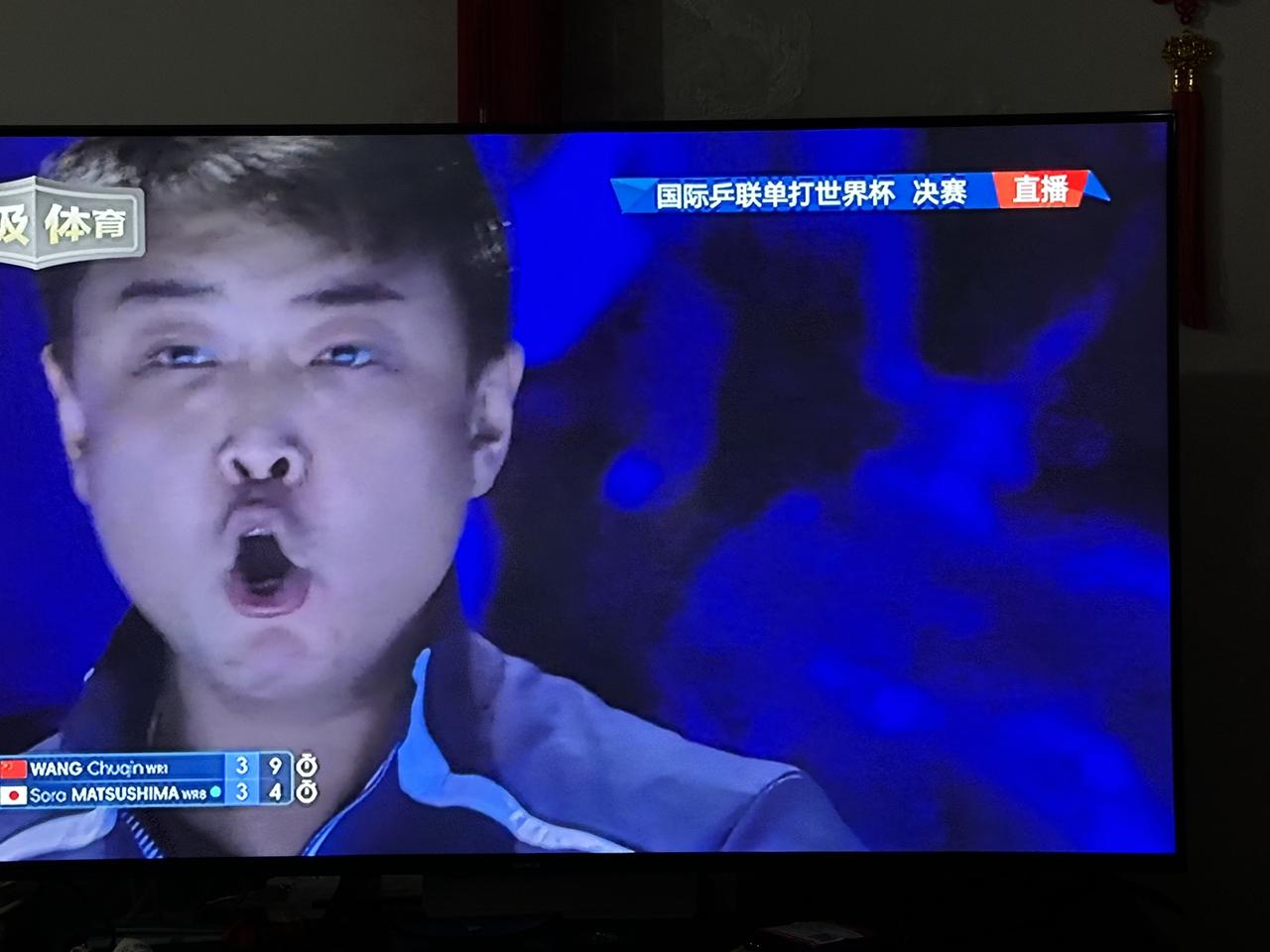 这真是当年那个白净帅气、喜怒不形于色的王皓吗？如今站在场边当指导，他简直像变了个