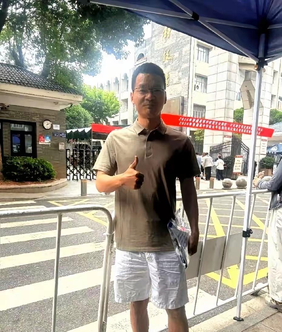 武汉一位高中数学老师，连续四年亲自报名参加高考，今年考完自己估了138分，最逗的