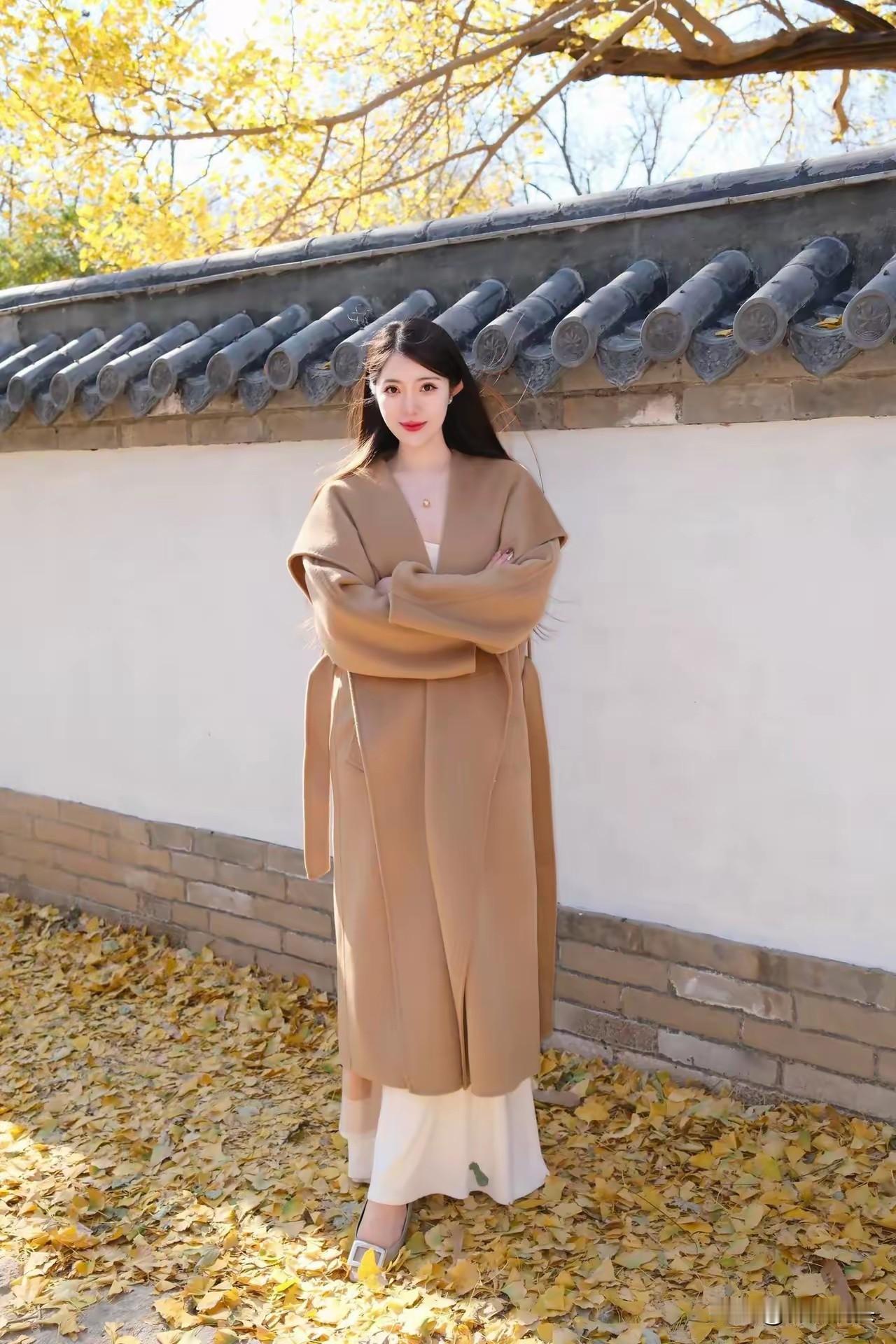 秋日暖阳下，古风长裙与落叶相映成趣，美得如诗如画。