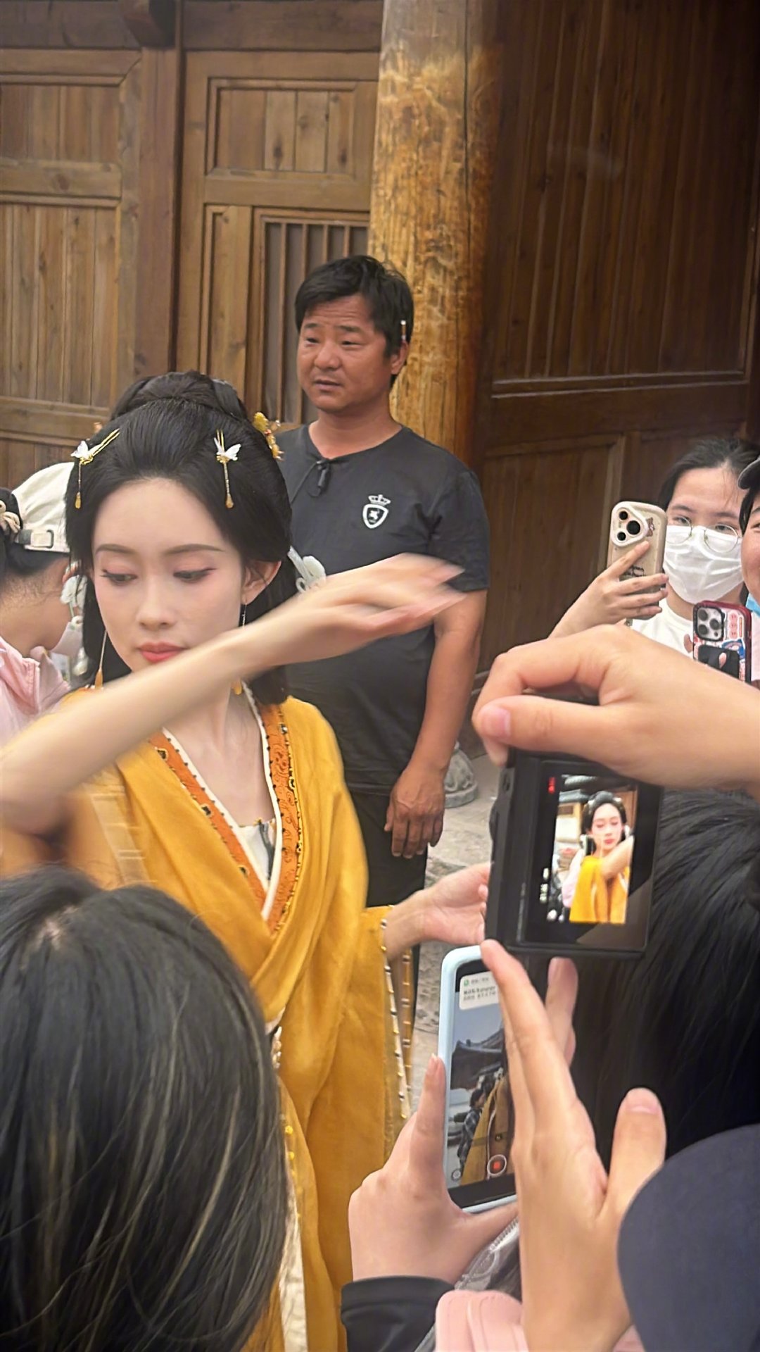 孟子义逆应援粉丝卫生巾 在《百花杀》片场，孟子义为粉丝送上卫生巾等贴心好物，这份