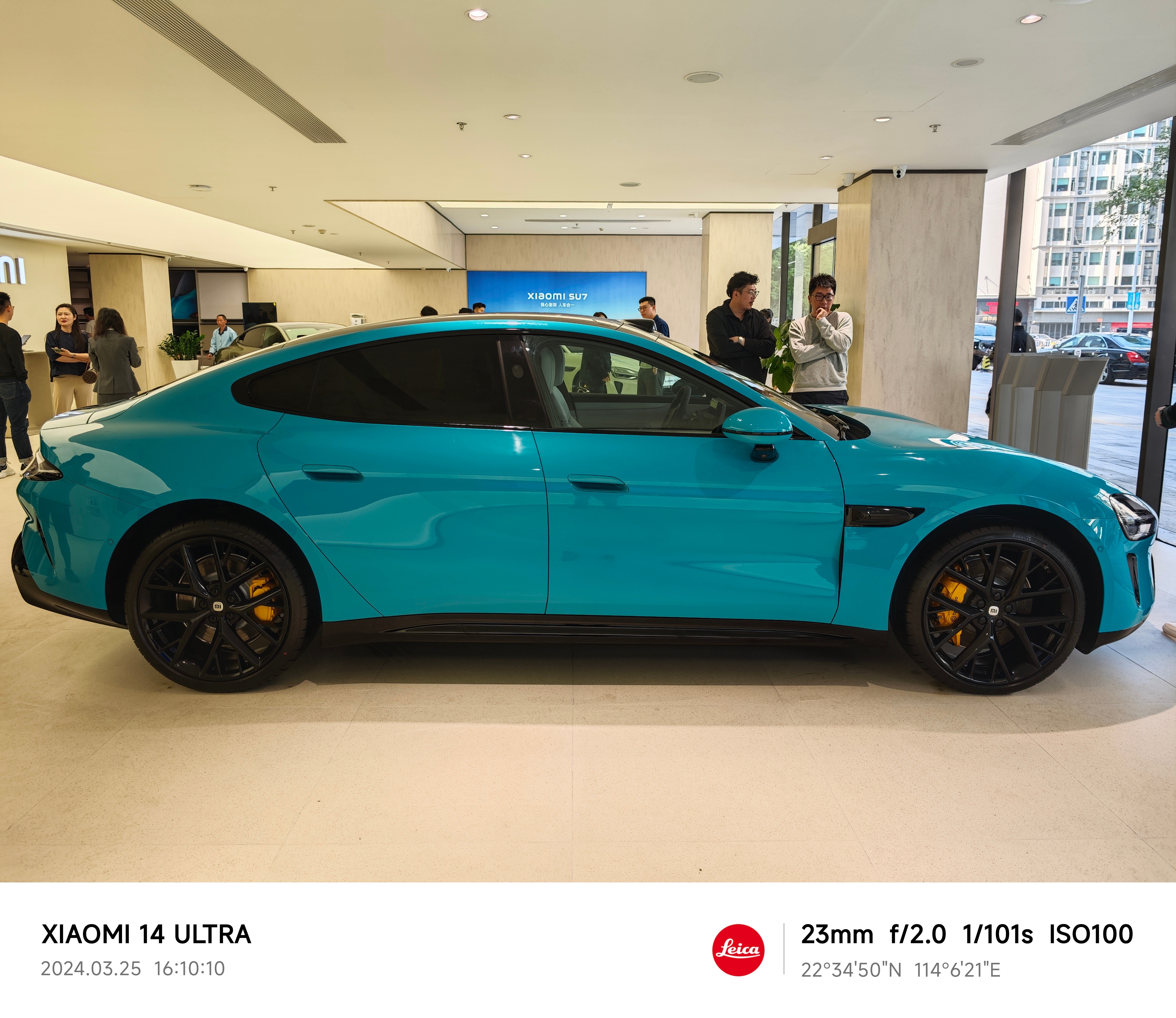 深圳小米SU7实车，店里不算太多人，21英寸轮毂看着比20英寸的梅花轮毂好看#小