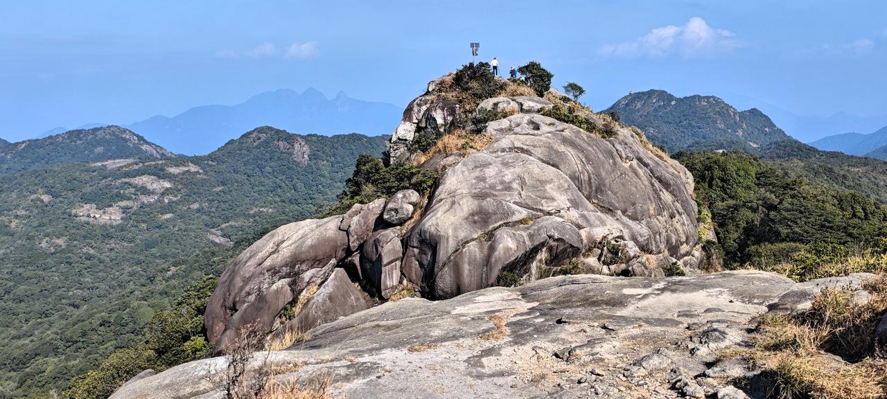 老虎头海拔1105米，山顶巨石如猛虎啸天，很有特点。据说，新年伊始，登从化老虎头