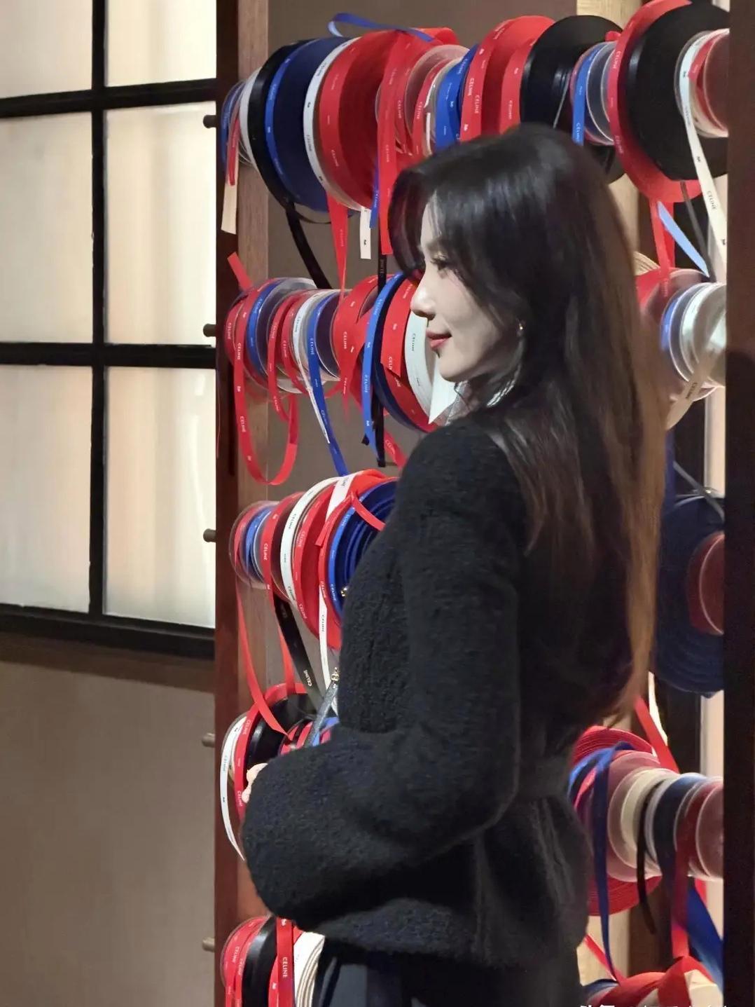 38岁的刘诗诗以CELINE廓形毛呢外套搭配阔腿裤，用静奢风诠释"温柔与漂亮"的