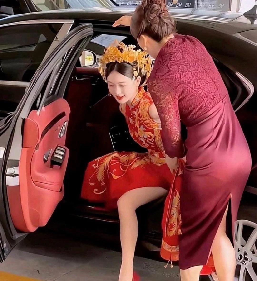 看新娘落地 大吉大利