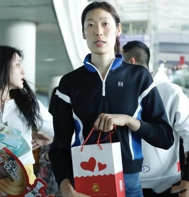 [[微风][送自己一朵花]中国女排“5星”留洋，照片尽显各自风采[送自己一朵花]