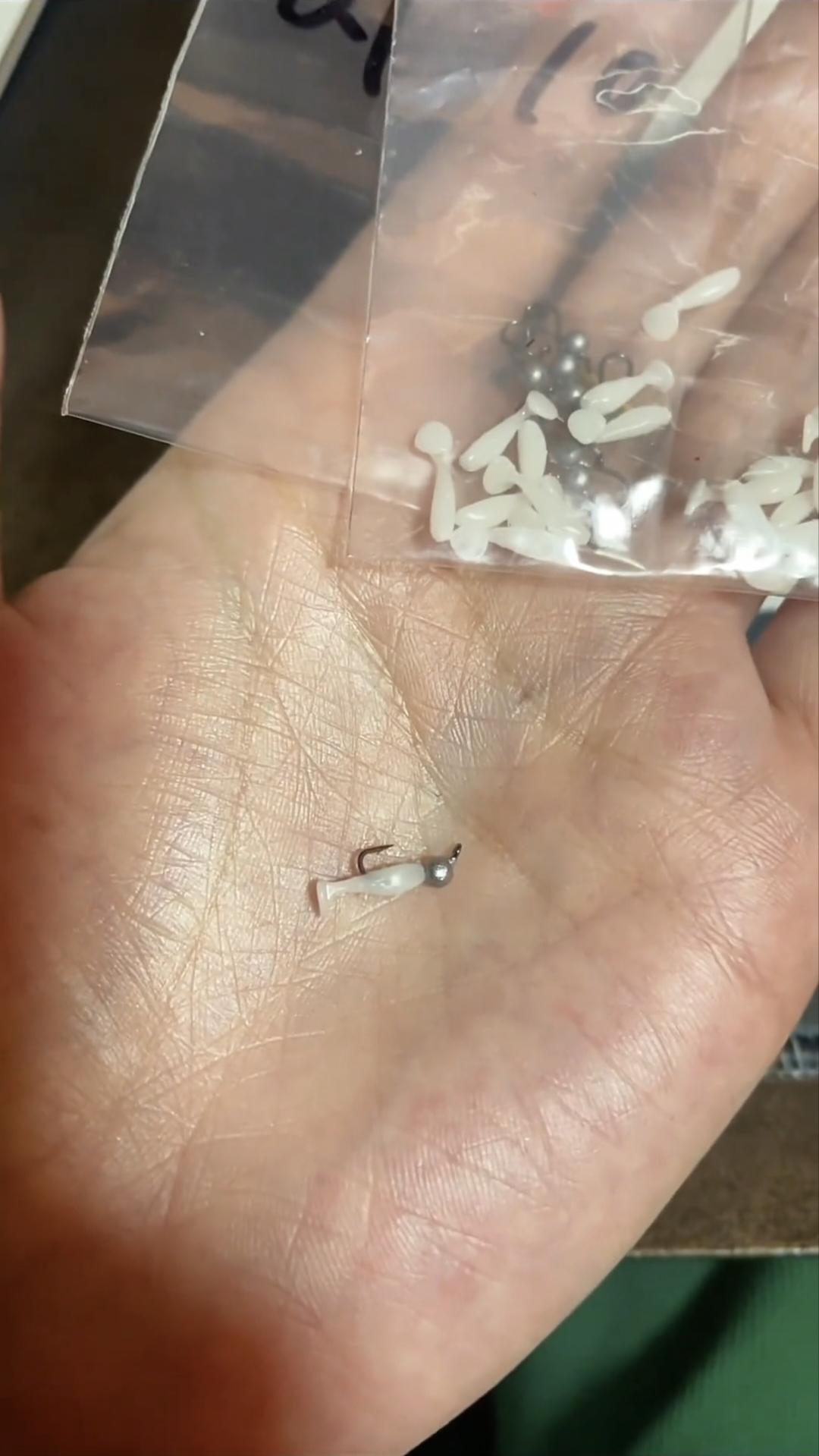 捡到一包鱼饵，这应该是玩微物钓用的吧，这也太小了，是不是还得加个助投器啥的。