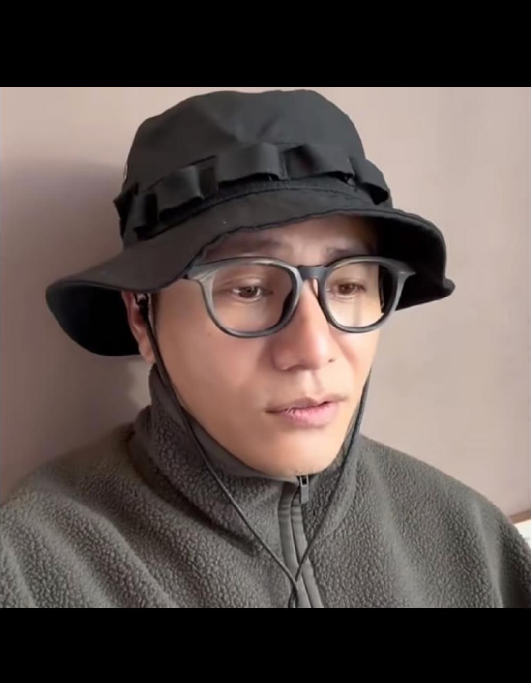看着沧桑了很多，已经完全没有了之前的心气！
只是很好奇，他好久没拍戏了吗？难道他