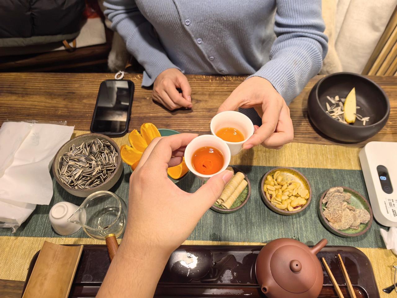 它是当下很火的社交形式，大家倒扣手机，就着温热的茶放下防备，不说客套场面话，只聊