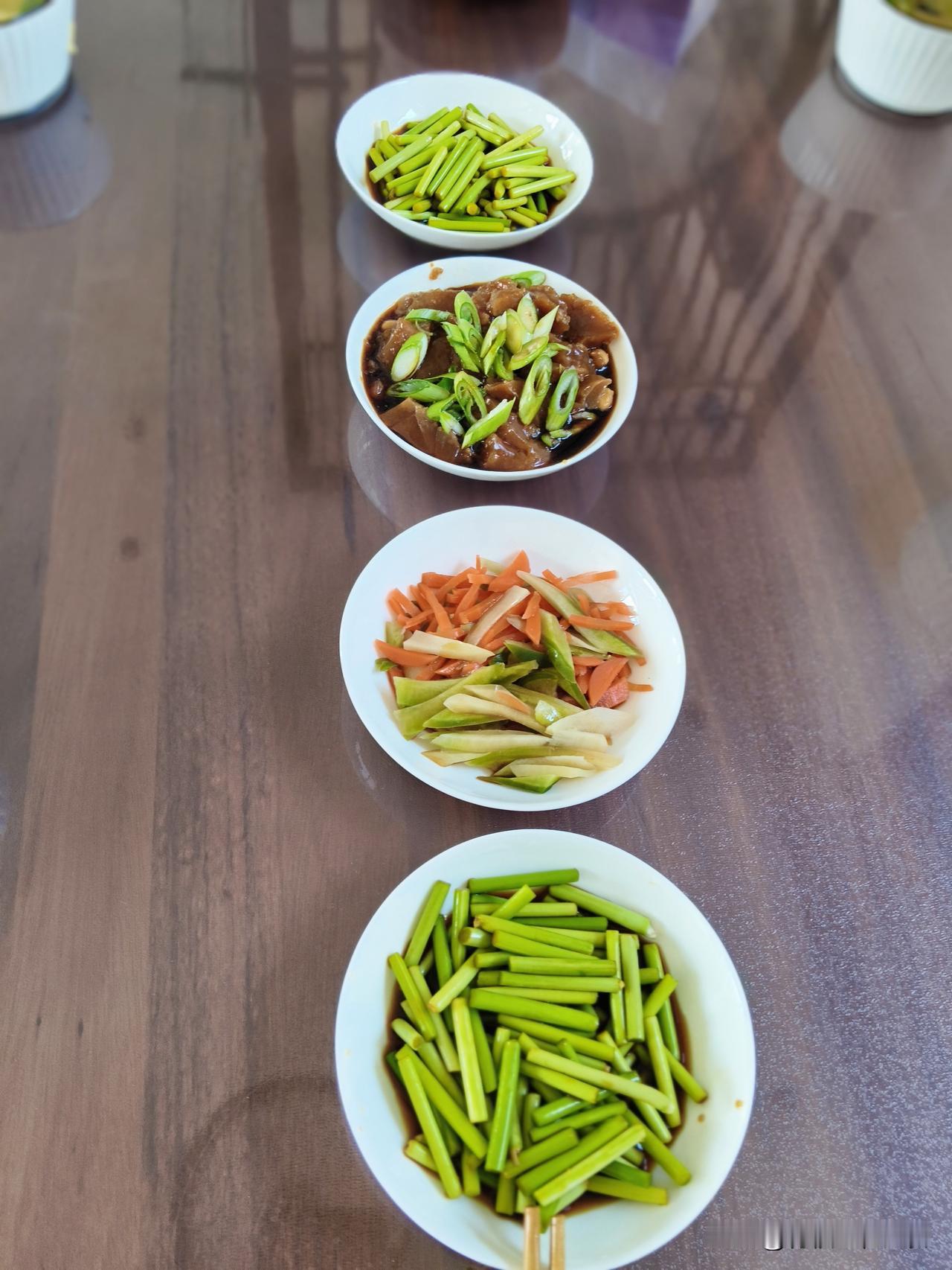 去朋友家玩儿，睡得晚，早晨起来快七点了，朋友们还在睡觉。
我是牛马品质，即使放假