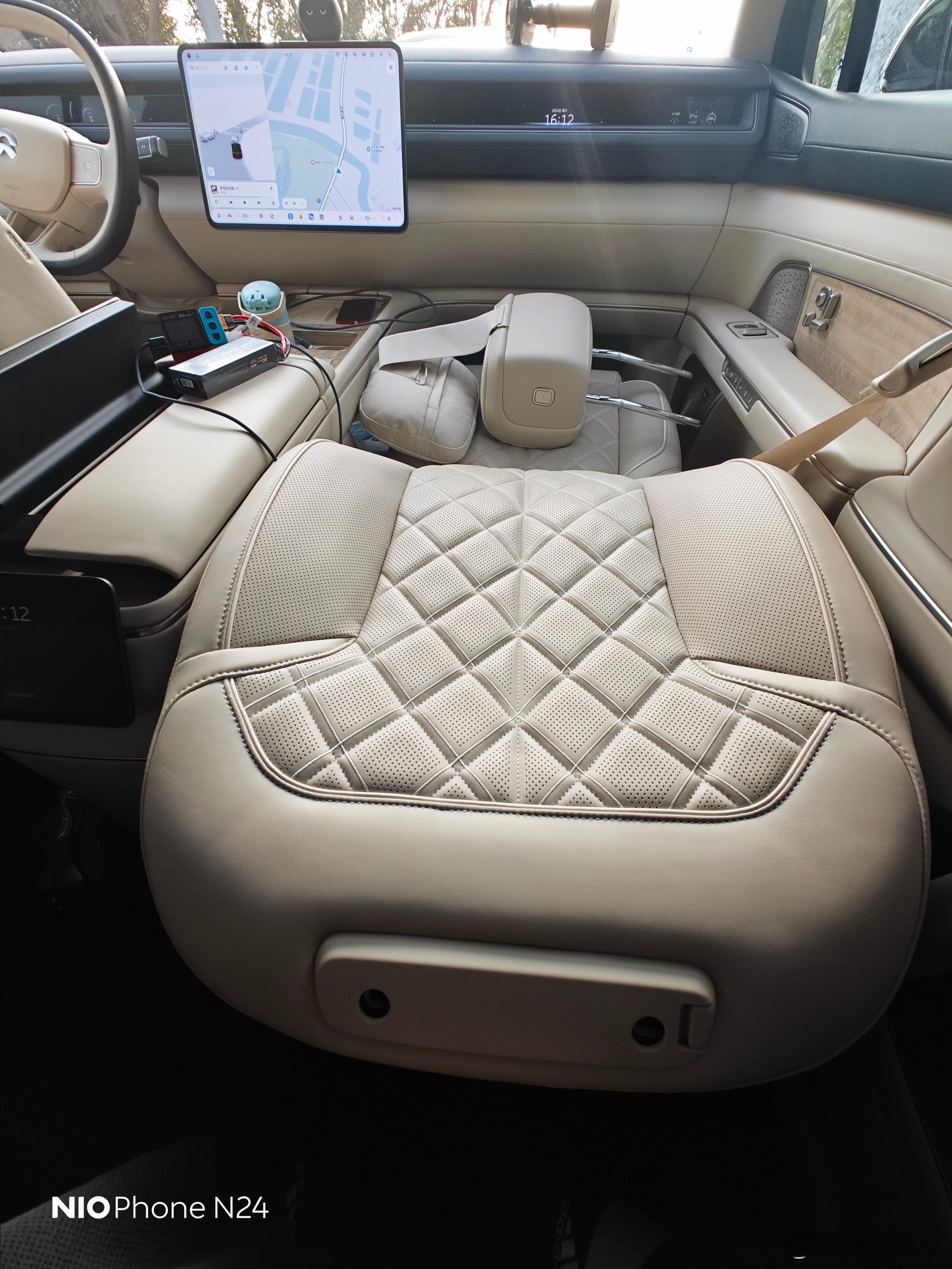 和大家分享一个冬季新8车内午休的好姿势，副驾驶靠背放到后把副驾驶座椅加热打开，整