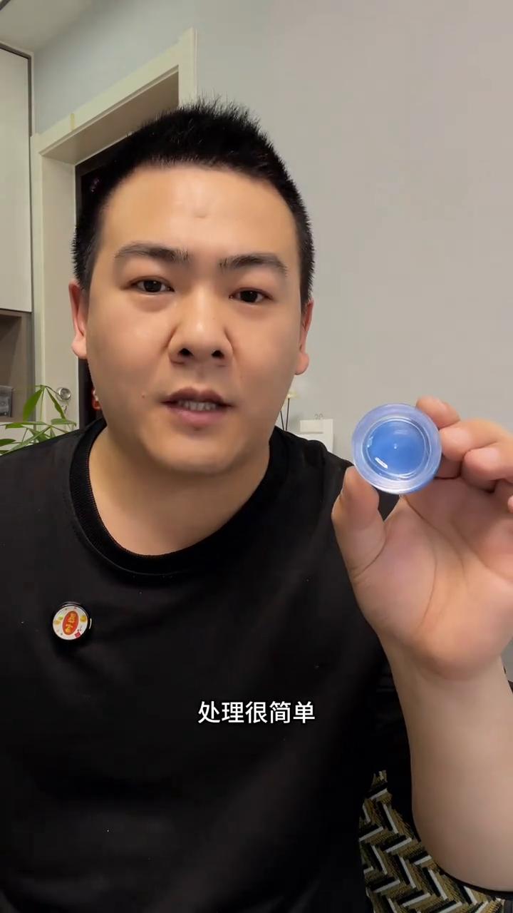 马桶盖不会缓降，一分钟教你会修。
它叫阻尼脂，当马桶盖突然没有缓降，啪啪啪的响，