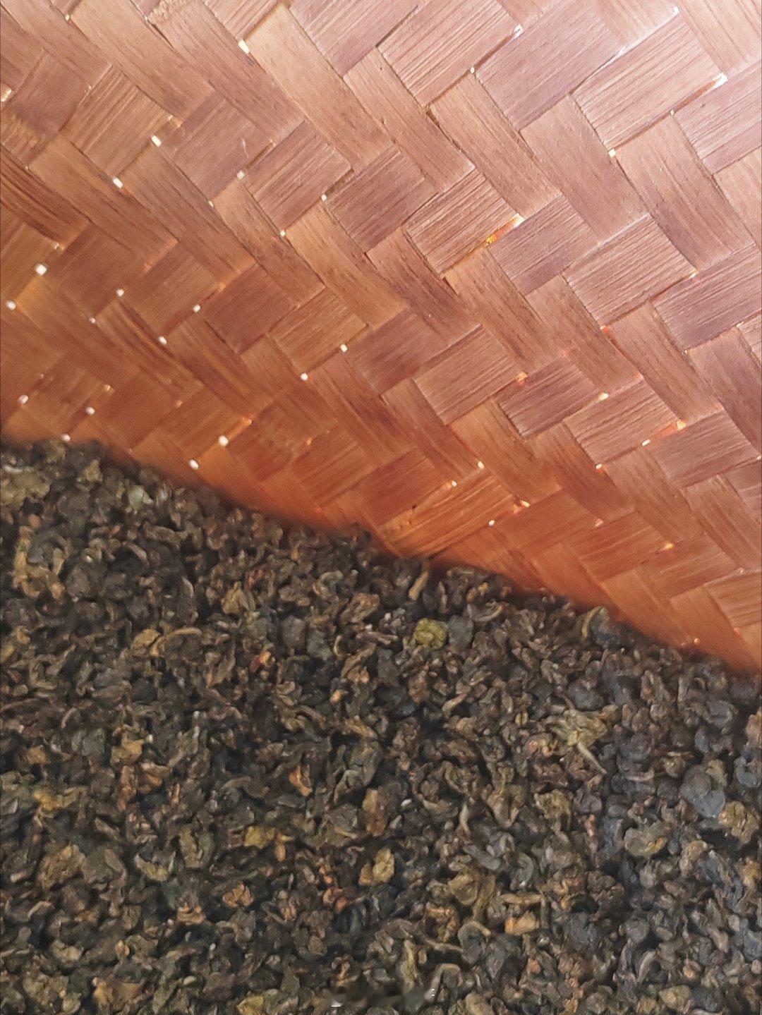 今天高温，焙间像个蒸笼。今年的第一批铁观音焙好了，父亲把灰收好，三伏天还能用。他