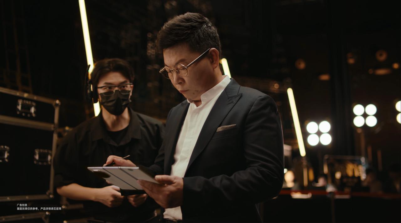 科技圈再迎重磅消息。华为常务董事、终端BG董事长余承东发布视频，手持全新三折叠手