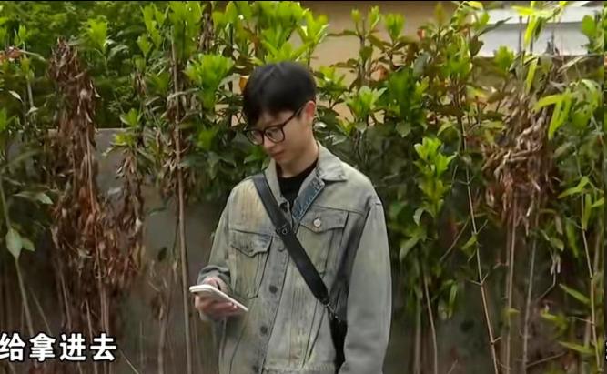 杭州，一男子花8300元买的新手机搁在公司，就出去吃个饭的功夫，被同事连外包装带