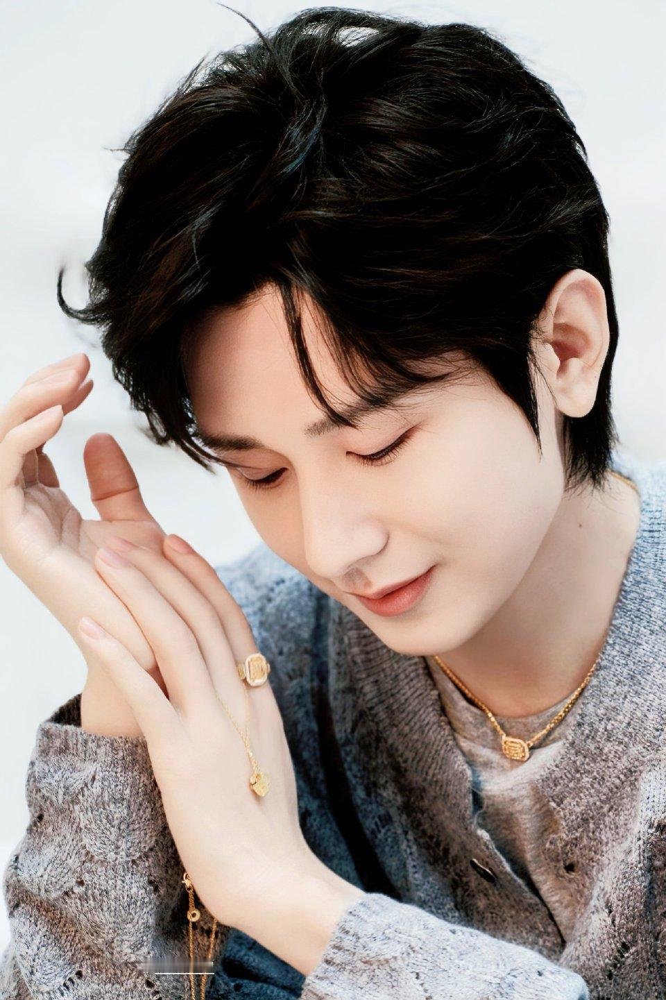 在喧嚣的中心，他为自己建了一座安静的城。台词是城门，眼神是灯火，一步一脚印是垒起