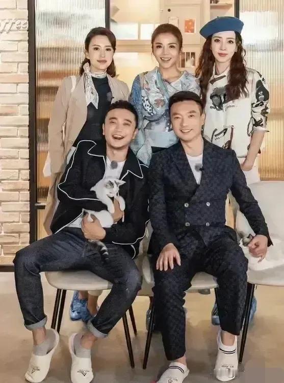 五位名嘴的合影照，认得1个不算多，认得4个不算少，全都认识的才叫牛🐮