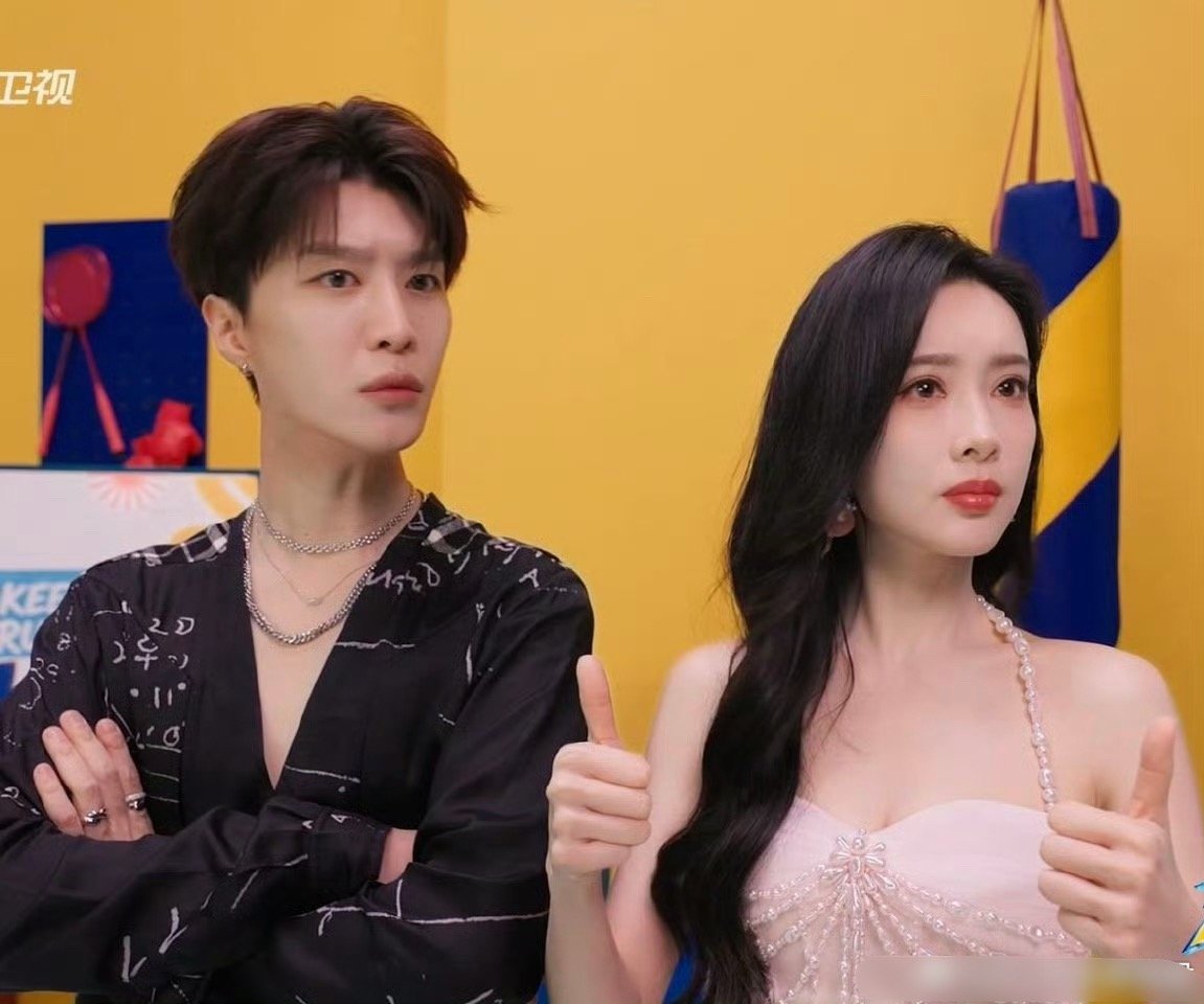 范丞丞看孟子义眼神 谁截的图，明明又帅又美的人，咋弄得这么诡异且呆滞