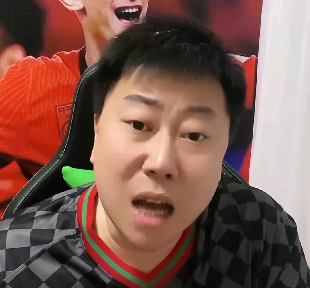 媒体人李宝库认为主裁判马宁偷走了北京国安队的胜利。
他在直播解说时表示，北京国安