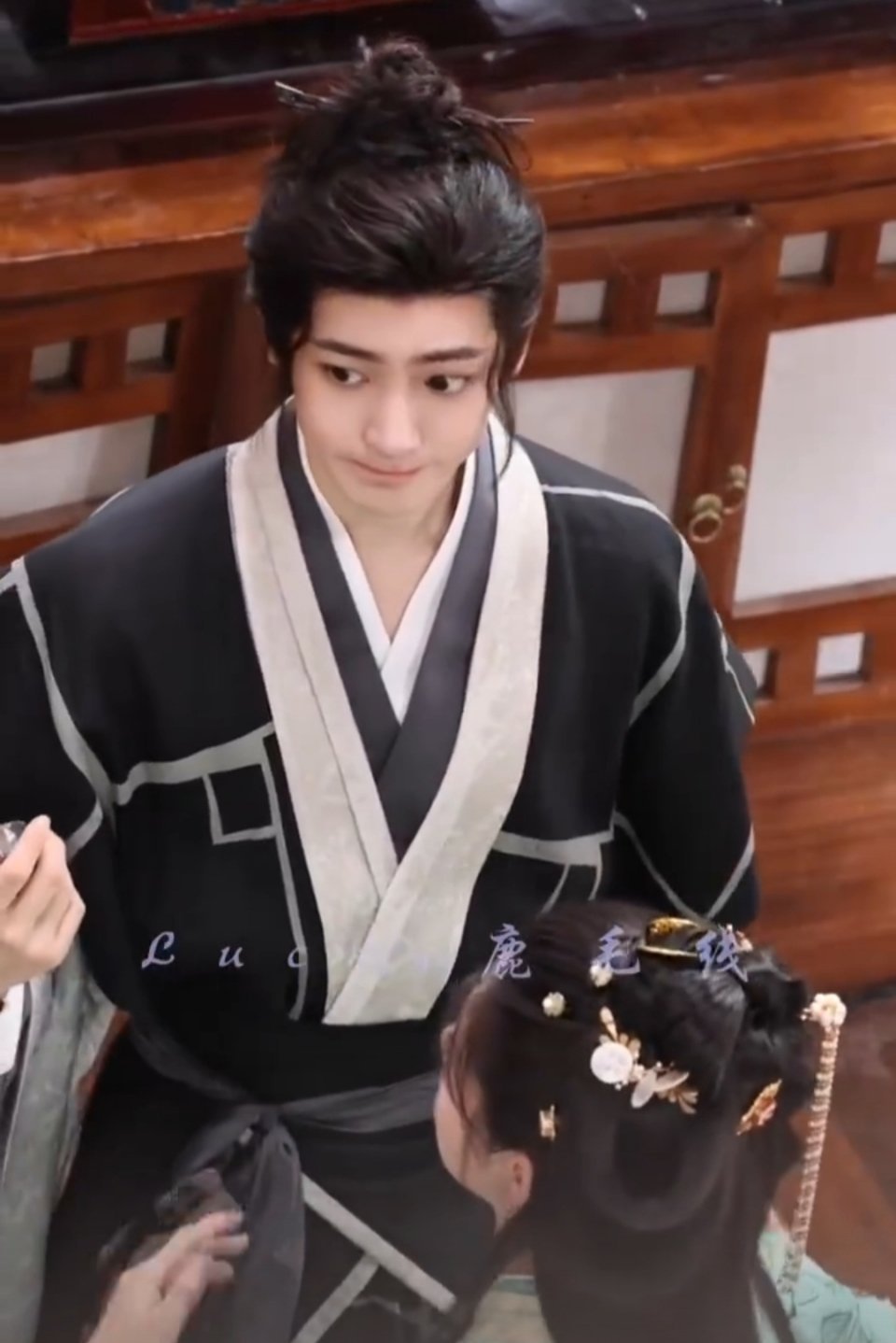 侯明昊《雀骨》丸子头路透 ​​​