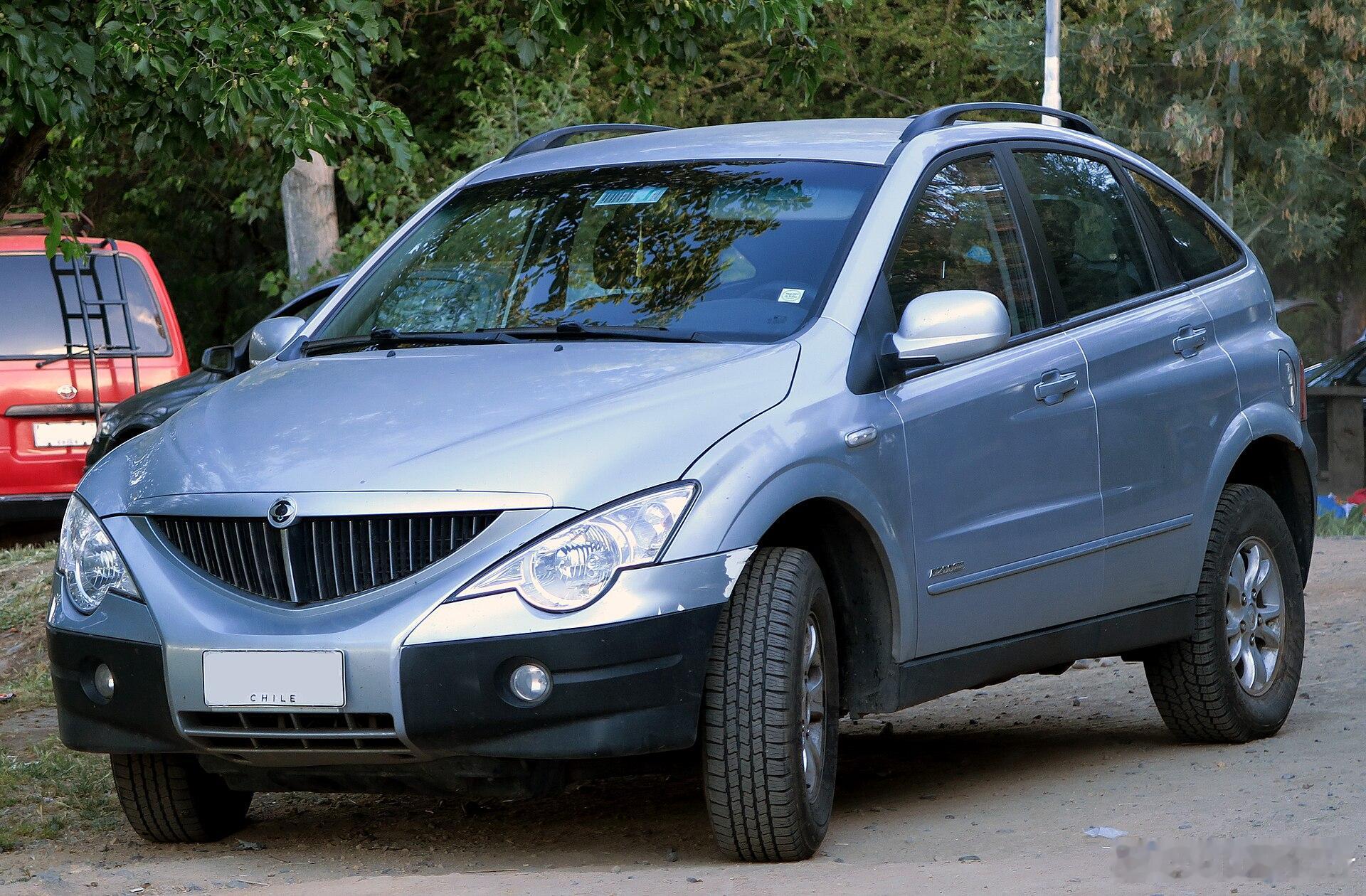 坐车的时候感觉有个拖拉机在自己后面，转头在后视镜里看见一台双龙爱腾，太丑了，辣眼