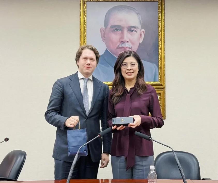 变卦了？郑丽文访美日期确定，声称两岸要和平，美国至关重要。

4 月 13 号，