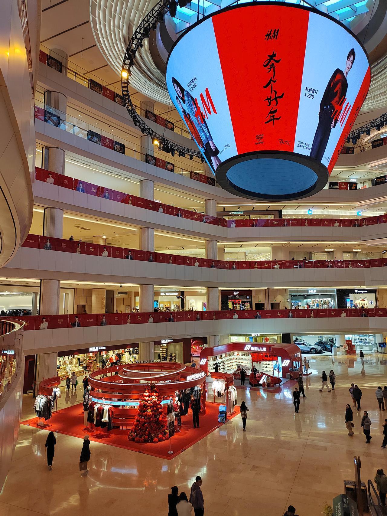 听了同事亲戚家的事，感觉也不用羡慕有钱人了，他们赚得多，但花的更多。

同事的亲