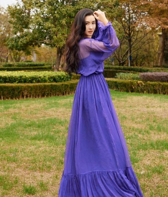 张柏芝穿紫色薄纱裙配大波浪卷发，中年仍美出巅峰，尽显优雅时髦女神范