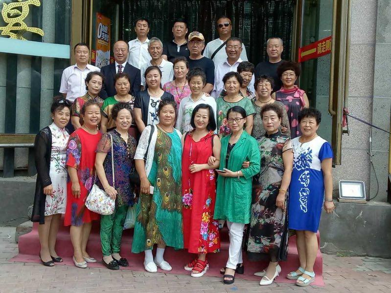 今昔对比：
五十年前，他们高中毕业走出校园。时值妙龄芬芳，响应号召，奔赴山乡。碧