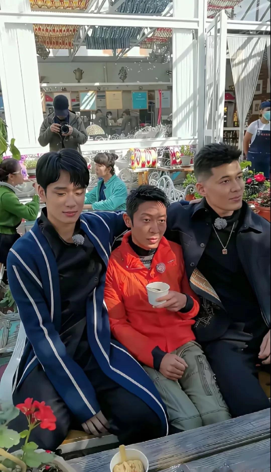 一张合照，把撒贝宁拍成了“老年公寓优秀志愿者”。

评论区笑疯了。

有意思的是
