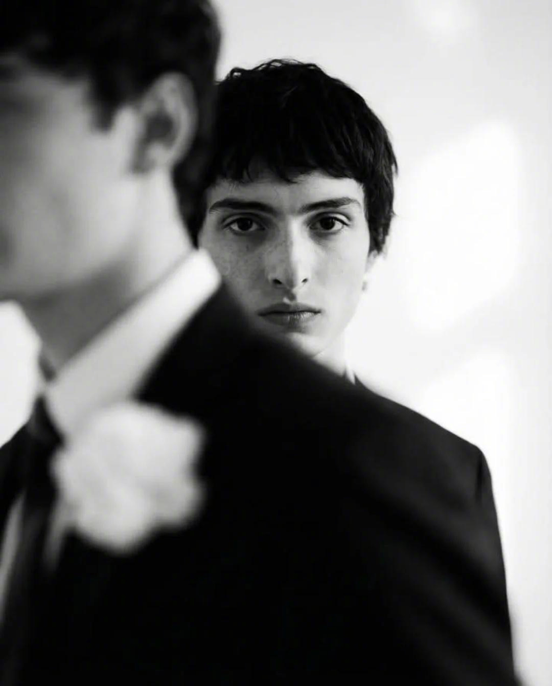 一组由粉丝用AI生成的写真菲恩·伍法德与诺亚·施纳普 