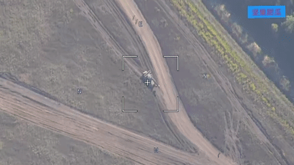 库尔斯克和苏梅交界地区，乌军一辆装甲输送车在忙着，俄军无人侦察机发现了它的行踪，