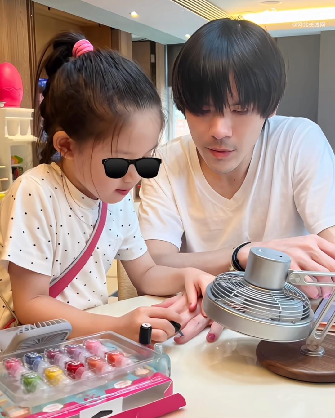 看着他在女儿身边的时候，眼神都是温柔的！
很难想象在电视里的硬汉，在女儿身边竟是
