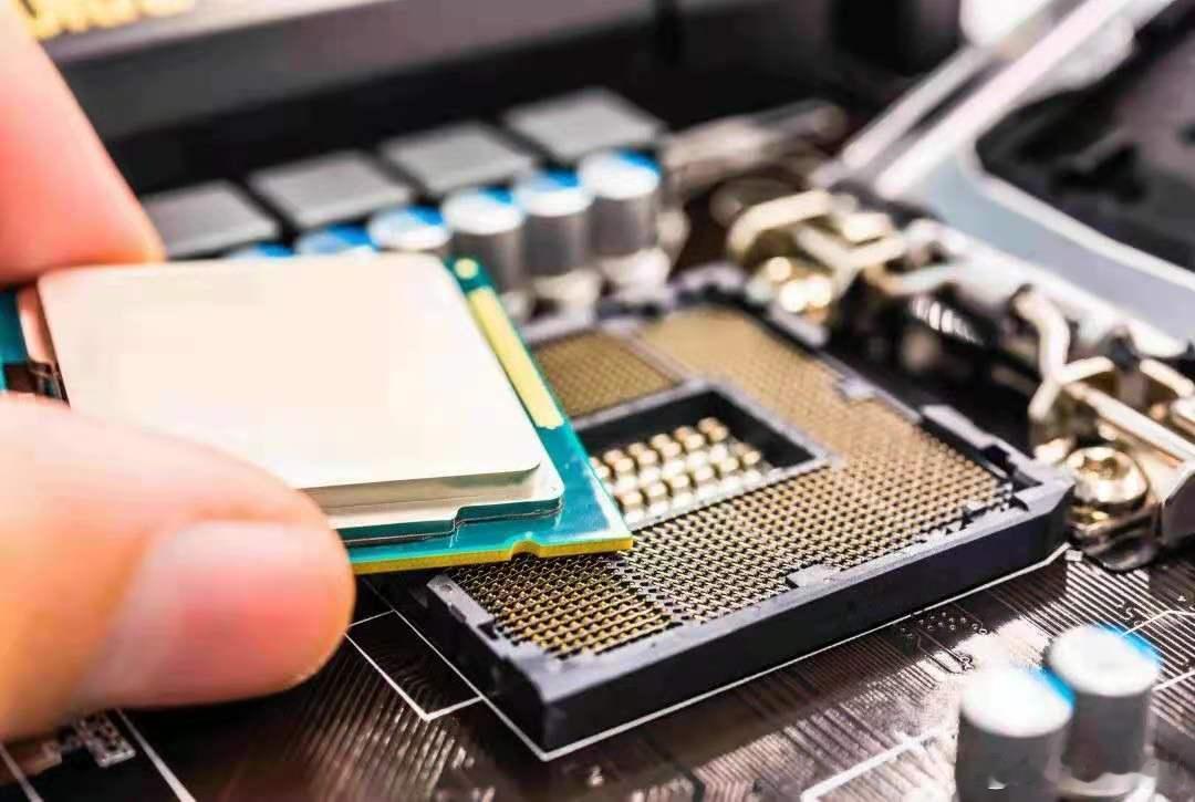 操作路径非常熟悉——先定调，说这家芯片企业有“潜在风险”；再定框架，援引战时法律