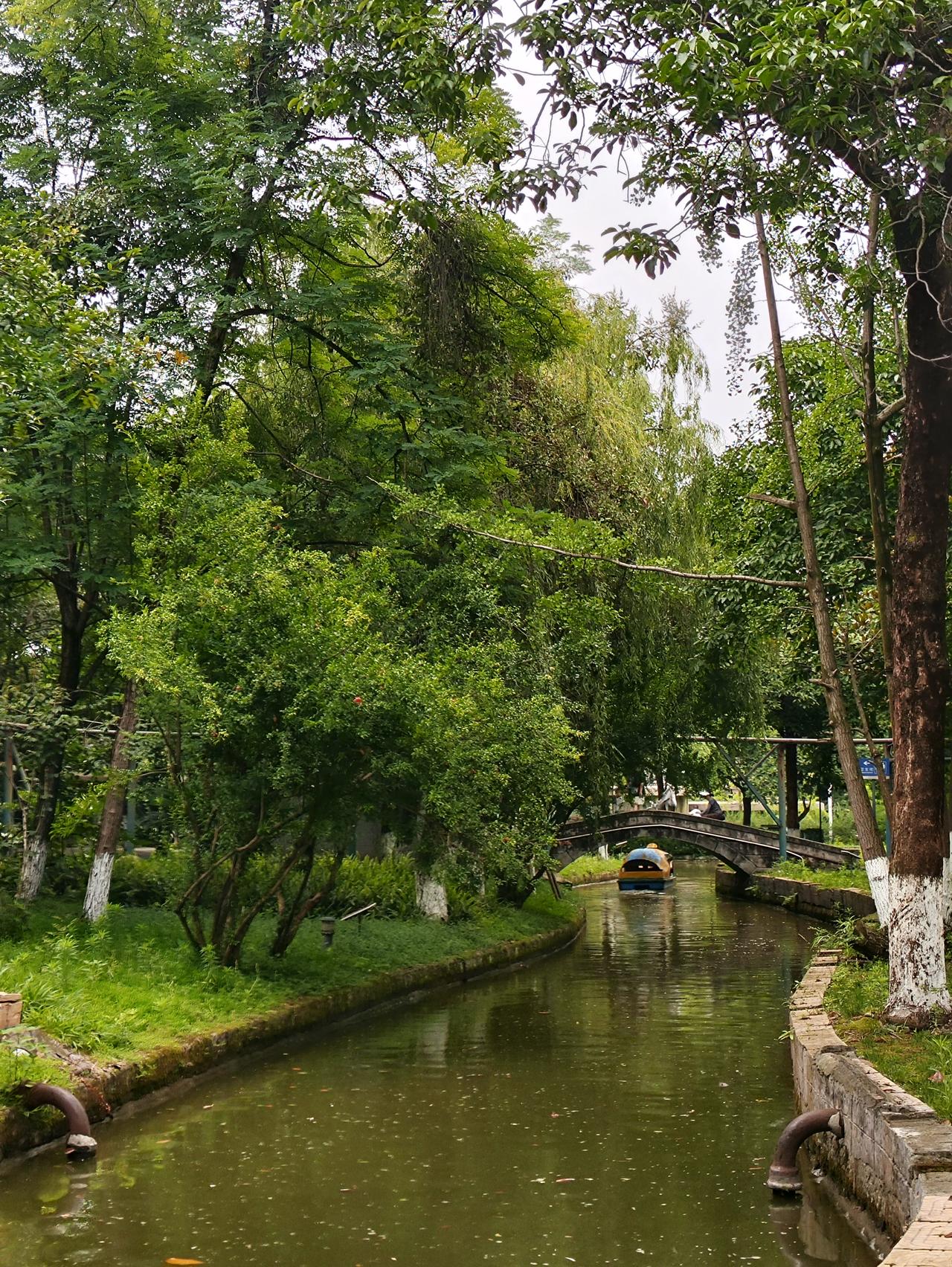 园溪闲游
 
曲水萦堤草木稠，浓阴叠翠覆汀洲。
垂杨漫拂清波软，古木交遮碧径幽。