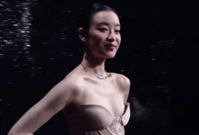 倪妮 今日 微博之夜 造型，身着GEORGES HOBEIKA 2025秋冬高定