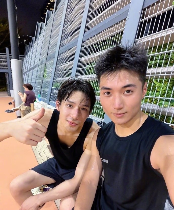 王安宇在香港打篮球王安宇素颜湿发打篮球湿发素颜还能帅成这样，王安宇真是把少年感和