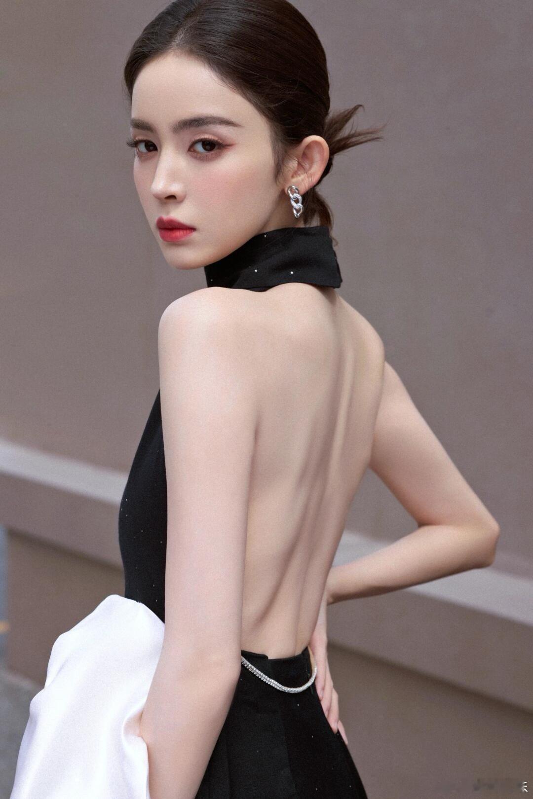 娜扎[超话] 娜扎绝美造型，一袭露背黑裙，性感迷人！娜扎身穿一身很是性感的露背黑
