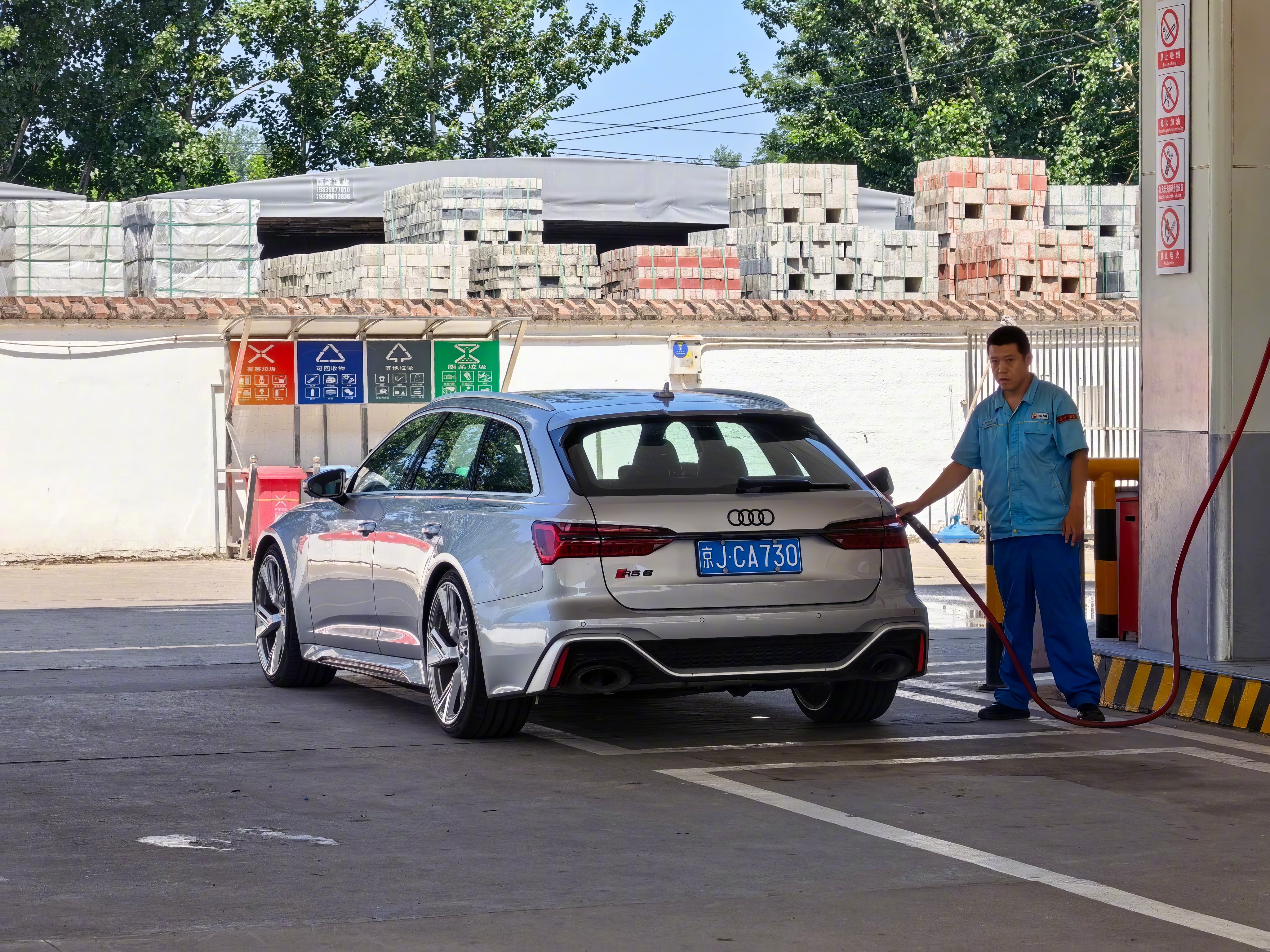 报了个趣味直线加速小综艺，中午开拍。给我RS 6战车调下胎压、加满油，一会儿开干